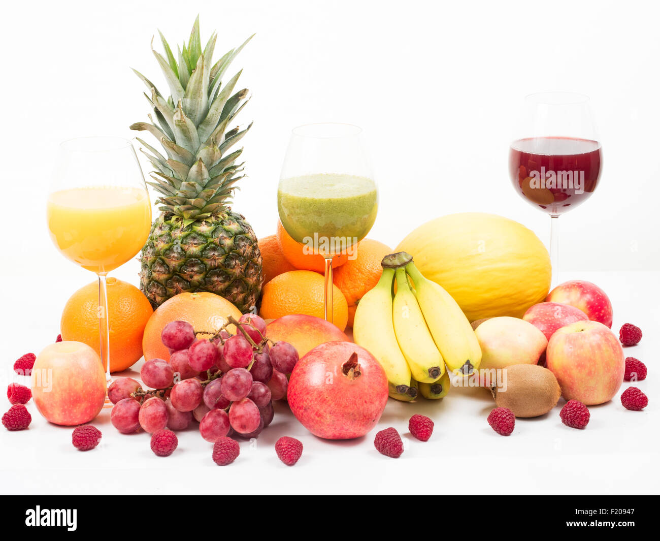 Früchte und Smoothies auf weißem Hintergrund Stock Photo