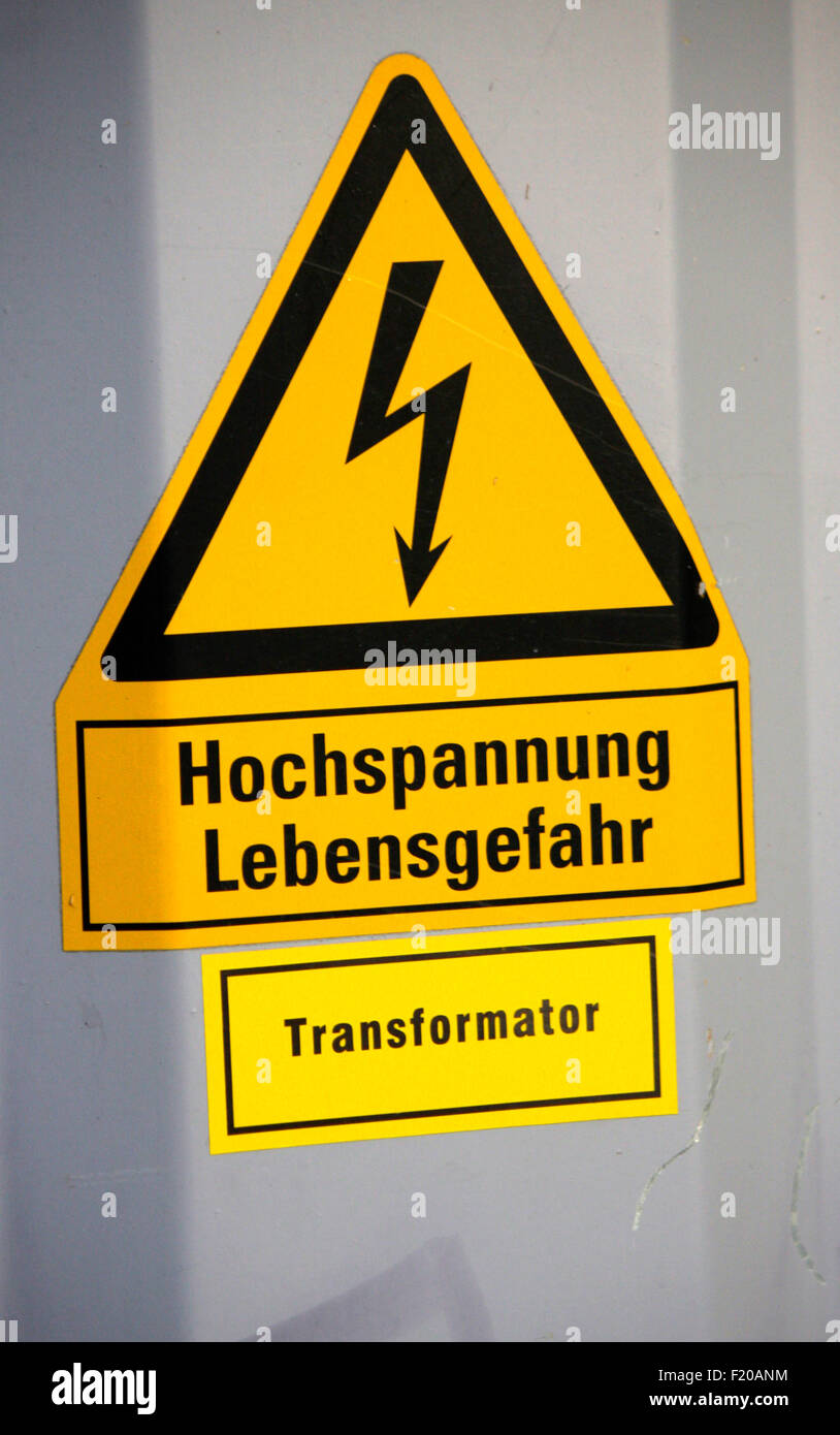 Warnschild 'Hochspannung Lebensgefahr', Berlin. Stock Photo