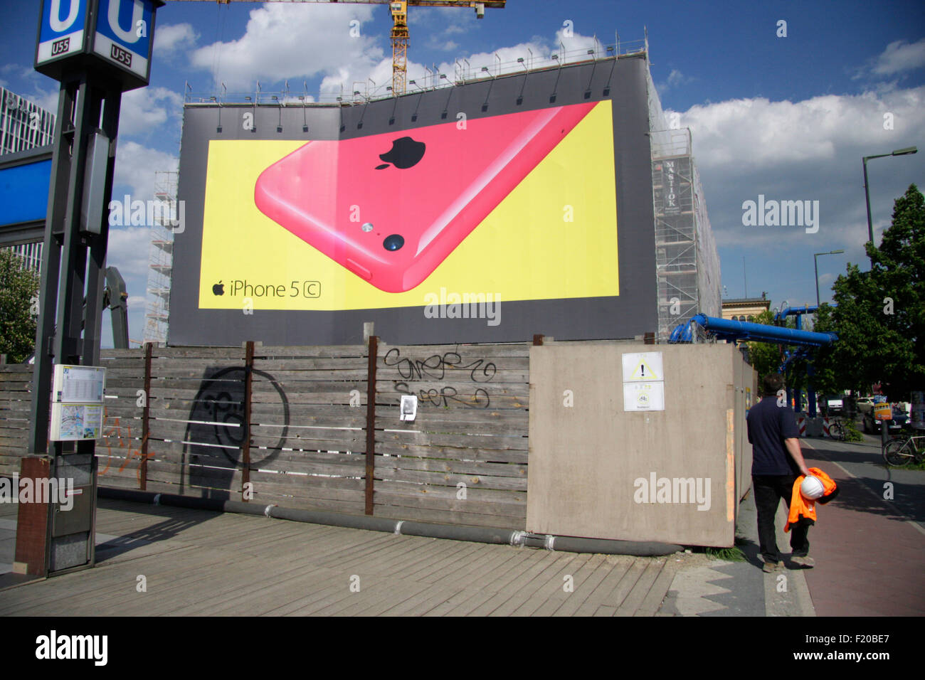 Grossplakat-Werbung an Hausfassade fuer das 'Apple Iphone 5c', Berlin. Stock Photo