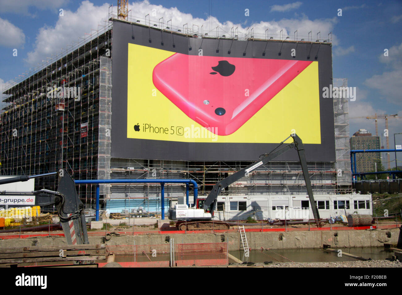 Grossplakat-Werbung an Hausfassade fuer das 'Apple Iphone 5c', Berlin. Stock Photo