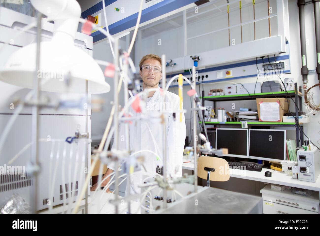 Lab experiment hi-res stock photography and images - Alamy