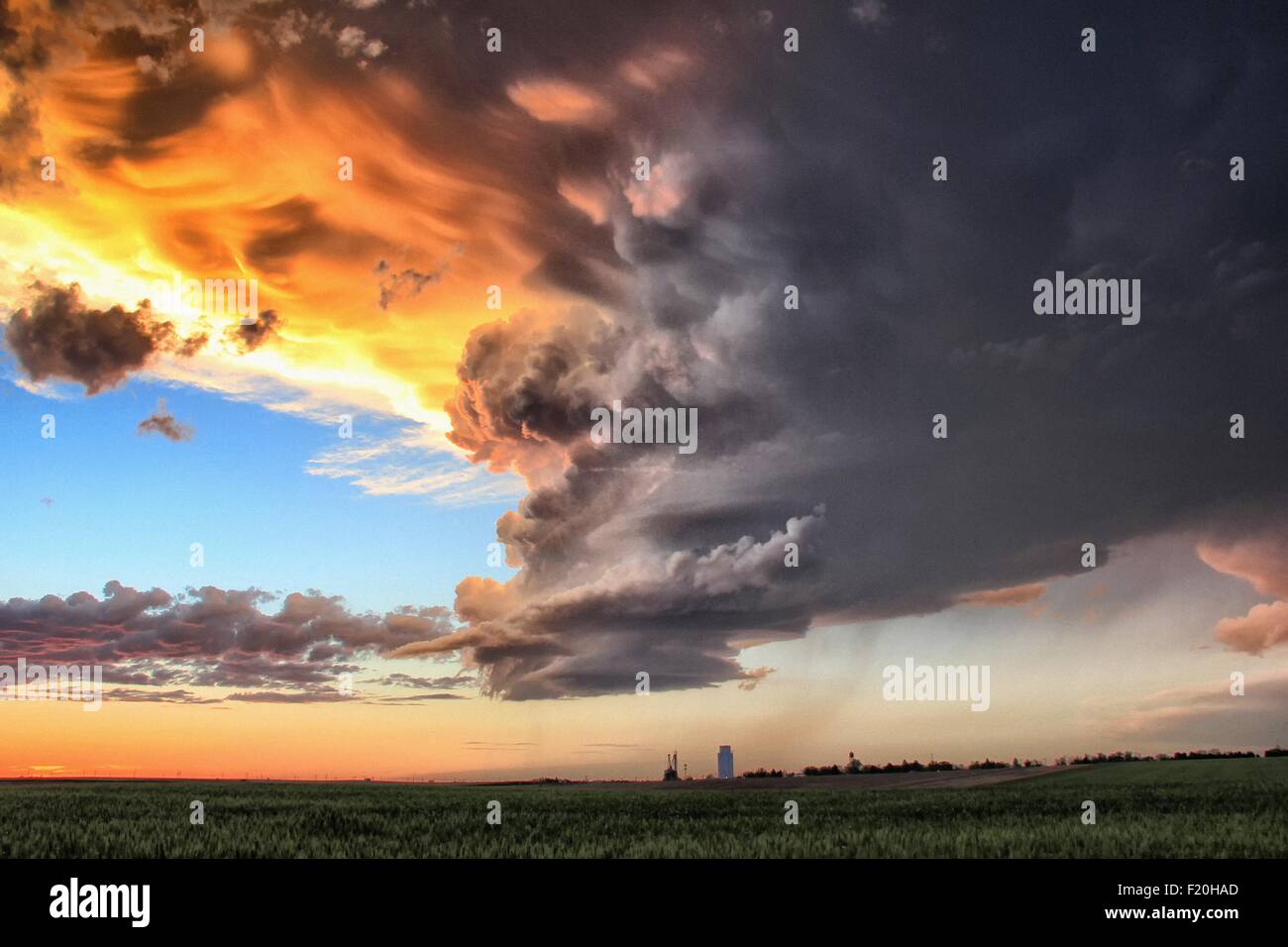 Painterly sunset showing warm oranges, laminar updraft over open field, Sidney, Nebraska, USA Stock Photo