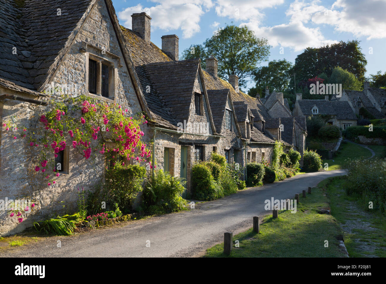 Des hordes de touristes à Arlington Row, Bibury, Cotswolds, Royaume-Uni  Photo Stock - Alamy