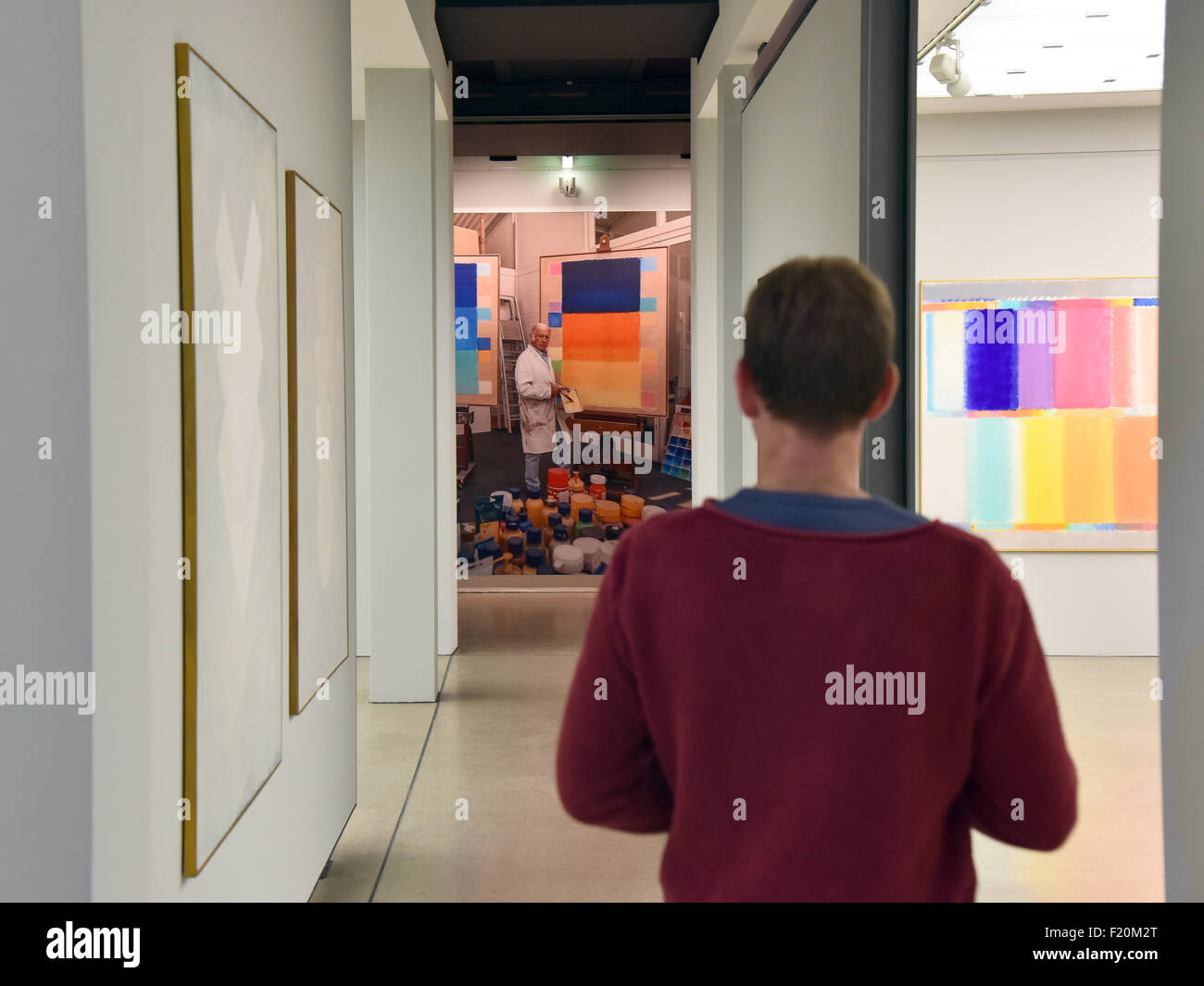 Ulm, Germany. 9th Sep, 2015. A vistor looks at the work of Artist Heinz Mack which is hanging in the Ulmer Museum in Ulm, Germany, 9 September 2015. Alongside the press conference the exhibition 'Mack. Das Licht meiner Farben' (Mack: The light of my colours) was introduced. The exhibition runs from the 11 September 2015 until 10 January 2016 in the Ulmer Museum. Photo: STEFAN PUCHNER/dpa/Alamy Live News Stock Photo