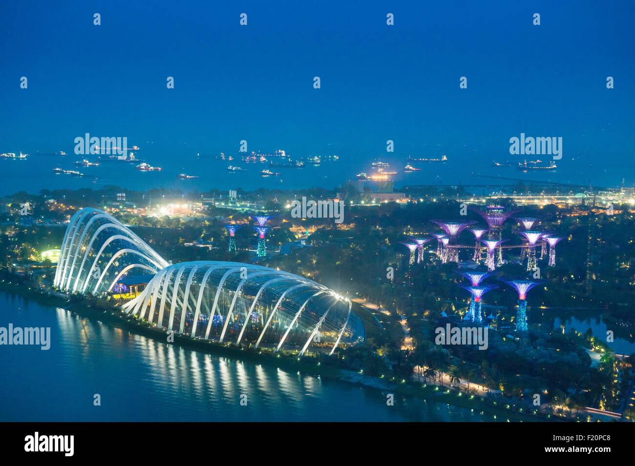 Singapore flyer illuminated night hi-res stock photography and images ...