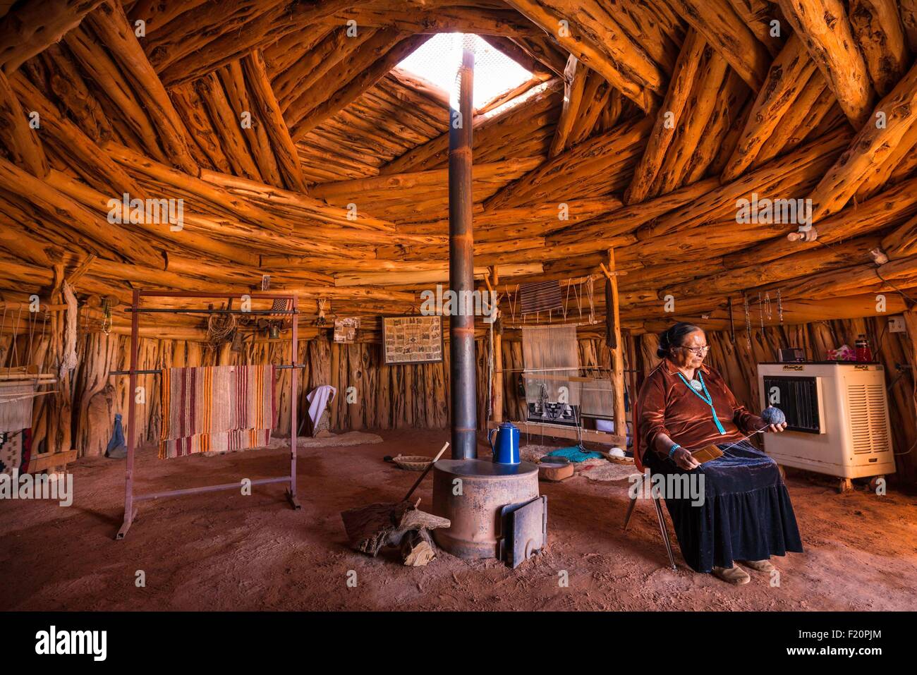 Дом индейца 6. Хоган дом индейцев Навахо. Хоган племени Навахо. Хоган постройка Навахо. Хоган жилище внутри.