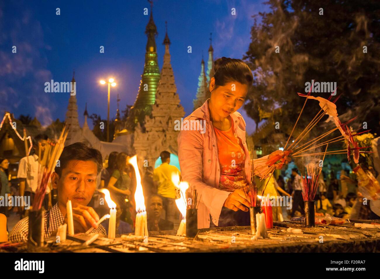 Myanmar (Burma), Yangon division, Yangon, district of Kandawgyi, Shwedagon Pagoda, pilgrims Stock Photo