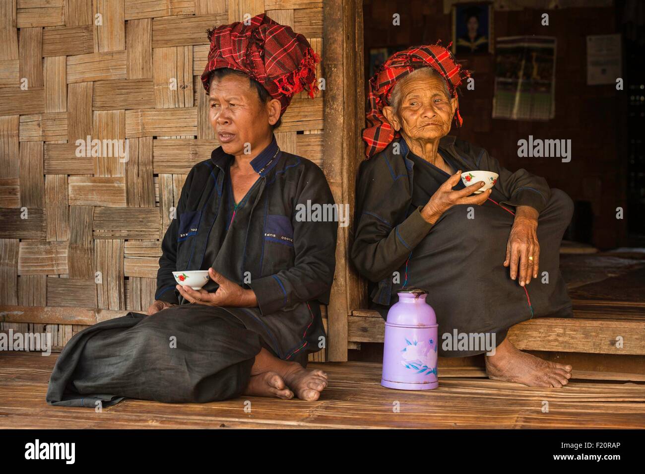 Myanmar (Burma), Shan state, Pao's tribe, Naung Yar Sai, Moe Bu and her grand-mother are wearing a traditional turban (powa) Stock Photo