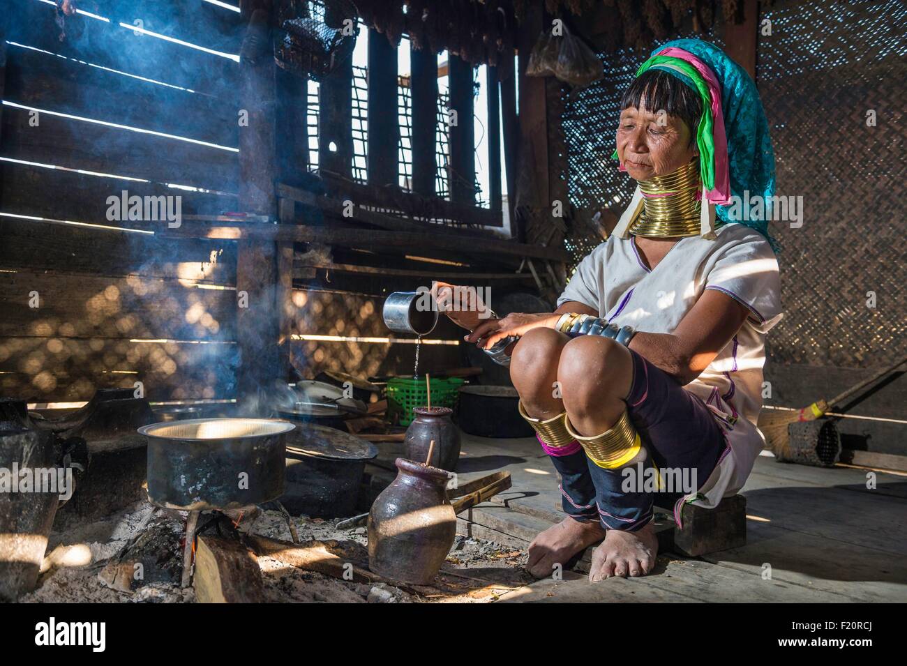 Myanmar (Burma), Kayah state, Kayan tribe (Padaung), Demawso, Moe Bu cooking Stock Photo