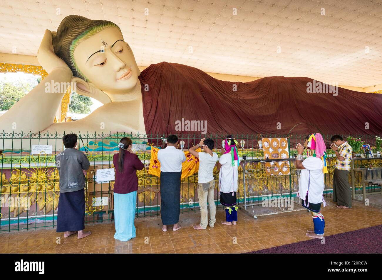 Myanmar (Burma), Kayah state, Kayan tribe (Padaung), Loikaw, Payagyi Pagoda, reclining Buddha, Moe Su and Moe Pray are praying Stock Photo