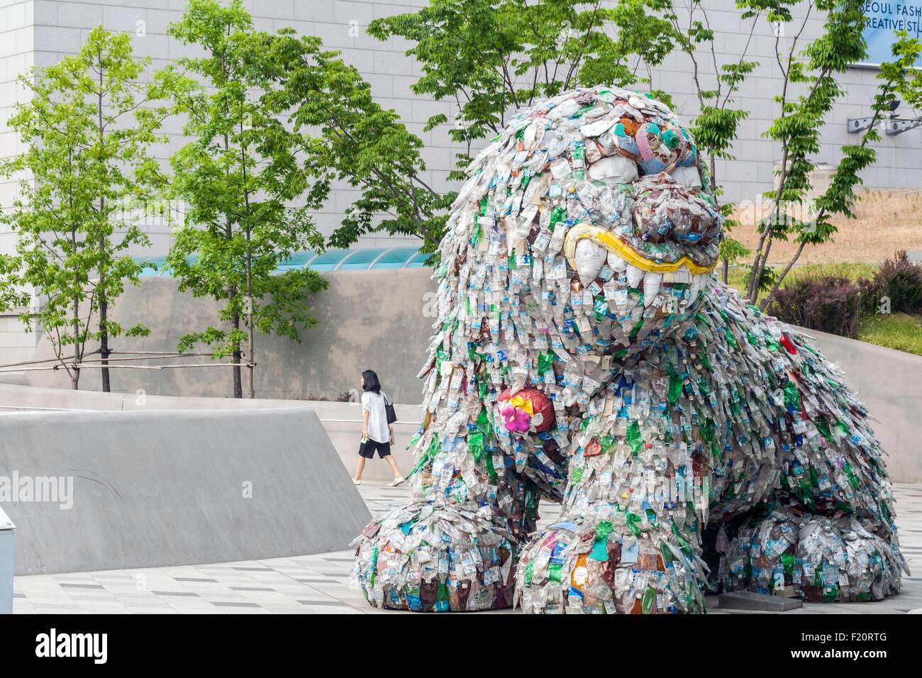 Recycled art sculpture plastic hires stock photography and images Alamy