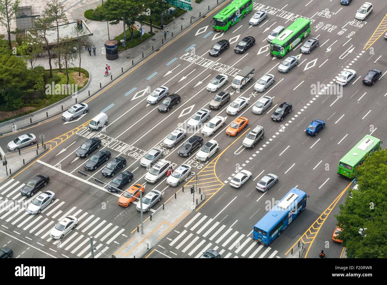 South Korea, Seoul, Gangnam, pedestrian crossings to cross Cheonggyecheon-ro and ro-Yulgok Stock Photo