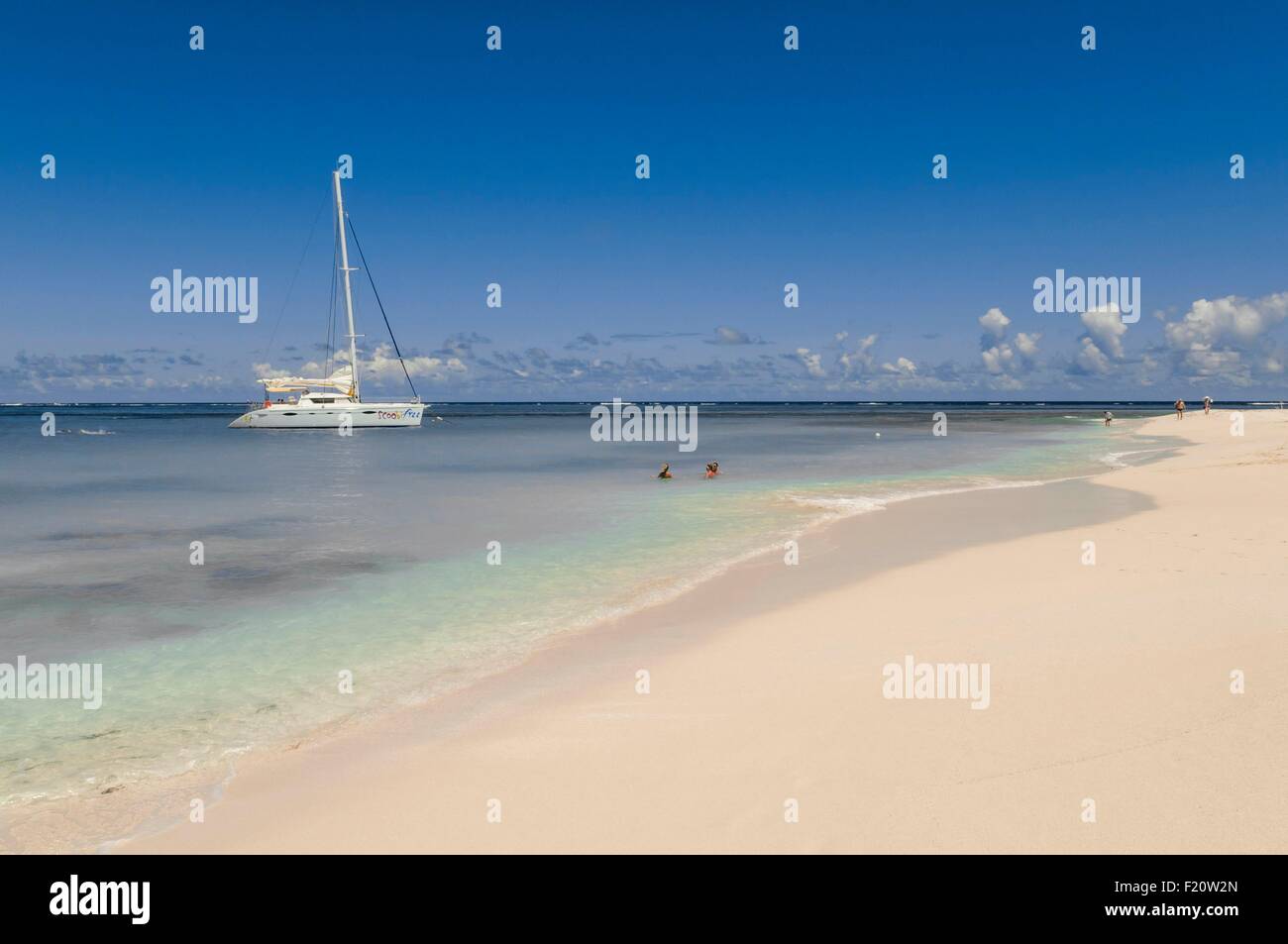 Anguilla Island (Bristish West Indies), catamaran boat in the lagoon of Preakly Pear little island Stock Photo