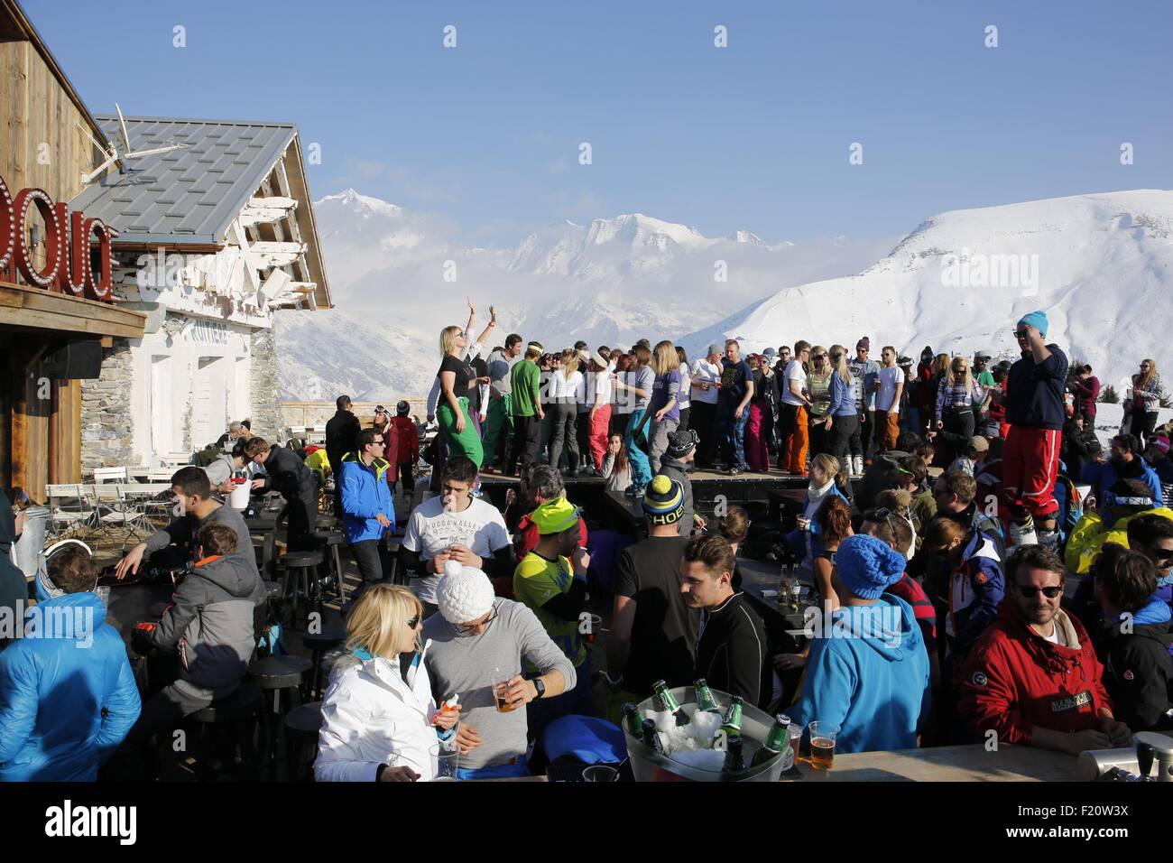 France, Haute-Savoie, Megeve in winter, atop of Mont-Joux skiing piste the restaurant and music cafe La Folie Douce attracts young customers for dancing and drinking Stock Photo