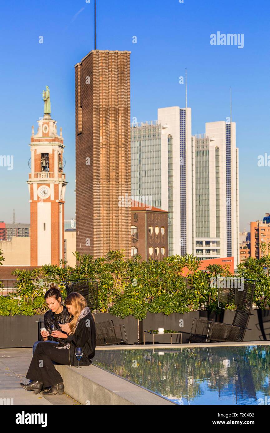 Rooftop terrace swimming pool hires stock photography and images Alamy