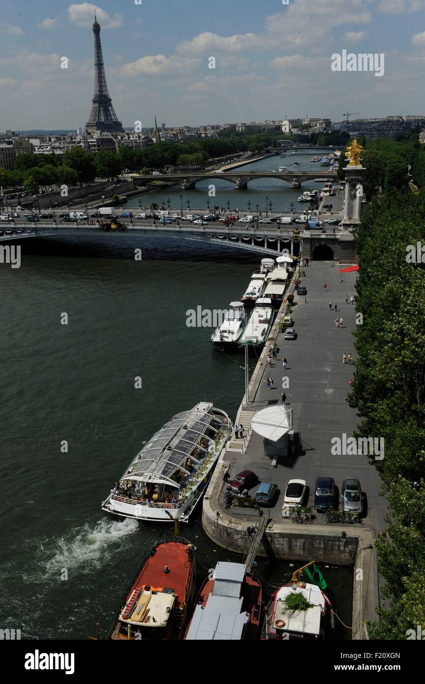 France, Paris, Along the Seine, Debilly port at the level of the Alexandre III bridge built by the engineers Jean Resal and Amedee Alby for the 1900 Universal Exhibition, area listed as World Heritage by UNESCO (aerial view) Stock Photo