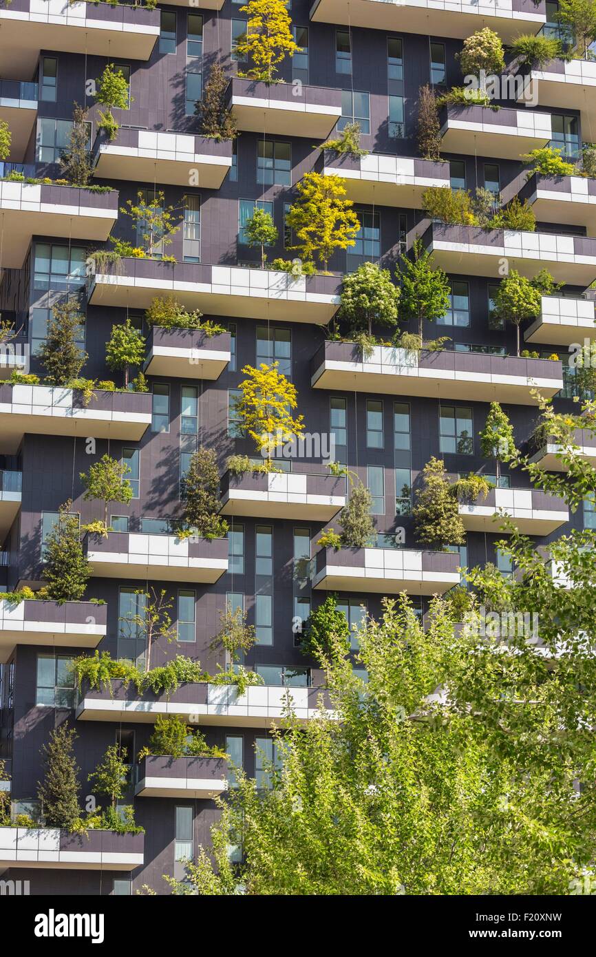 Italy, Lombardy, district of Porta Nuova, Milan, Il Bosco Verticale, two towers drawn by Boeri Studio they possess 8900m2 of standing terraces of 900 trees Stock Photo