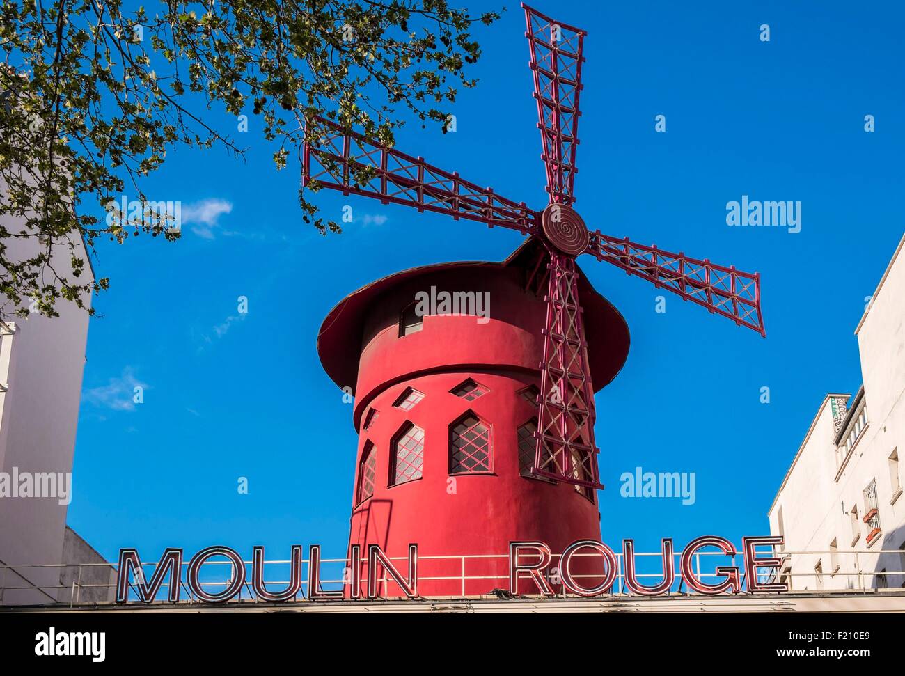 De File Place Rouge France, Paris, Pigalle district, Place Blanche, the cabaret Moulin ...