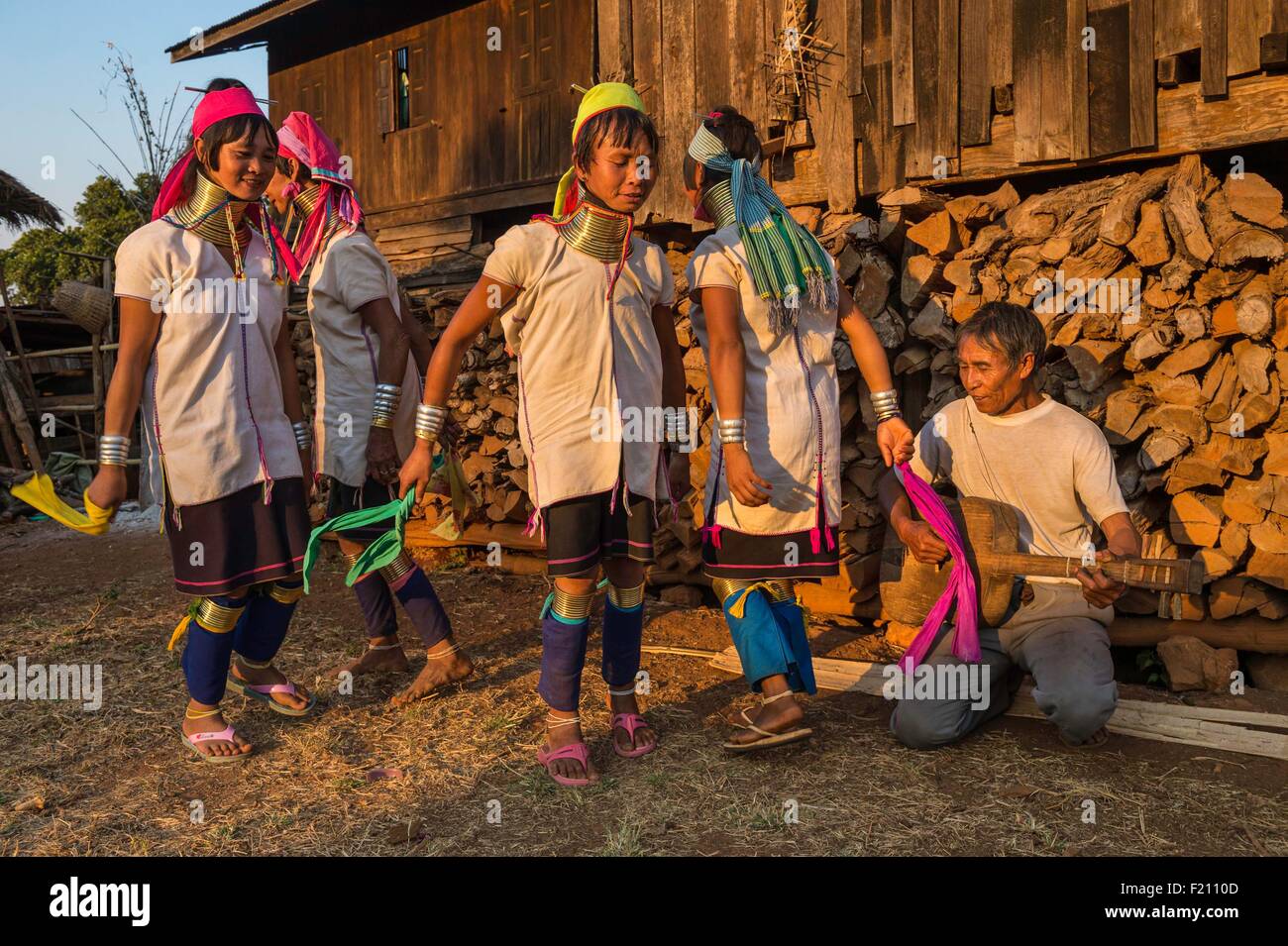 Myanmar (Burma), Kayah state, Kayan tribe (Padaung), Dau Ki (Pan Pat group), Moe Bone, Moe Da, Moe Da et Moe Nay dancing for the opening ceremony of a rice paddy Stock Photo
