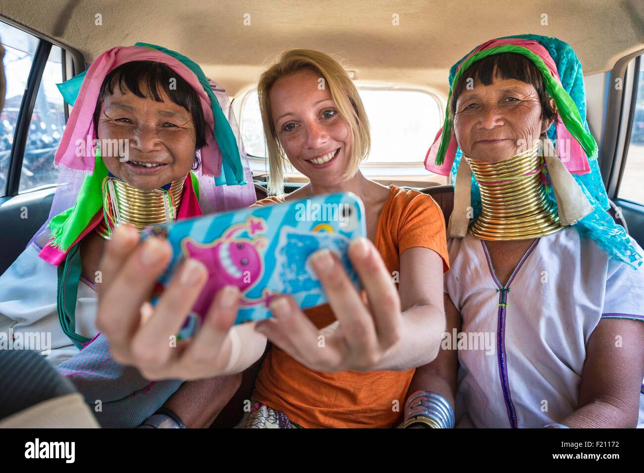 Myanmar (Burma), Kayah state, Kayan tribe (Padaung), Loikaw area, Demawso, Moe Bu and Moe Su, two women named giraffe women with a tourist Stock Photo
