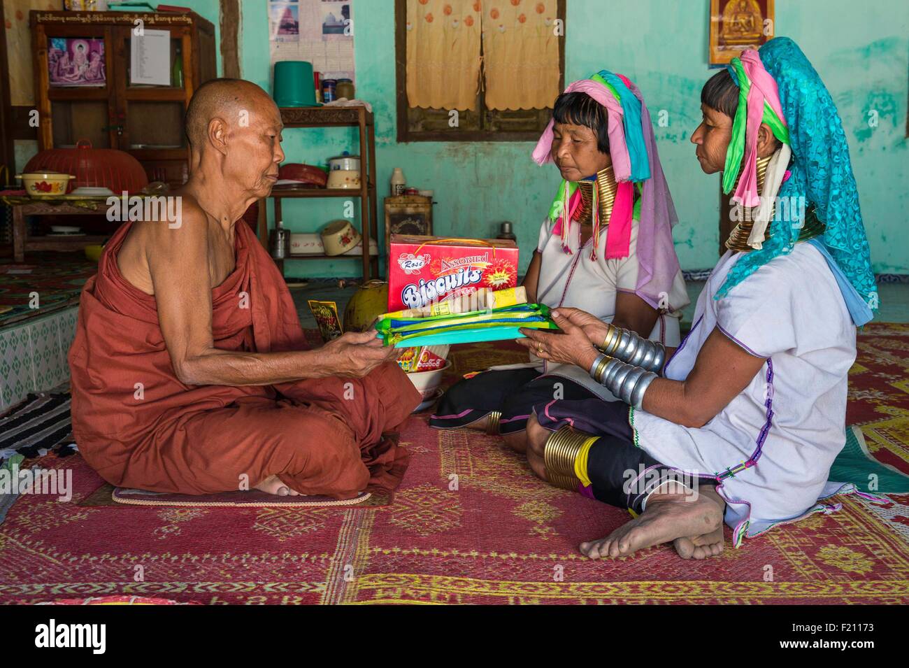 Myanmar (Burma), Kayah state, Kayan tribe (Padaung), Loikaw area, Demawso, in the pagoda, Moe Bu and Moe Su, two women named giraffe women are making a donation Stock Photo