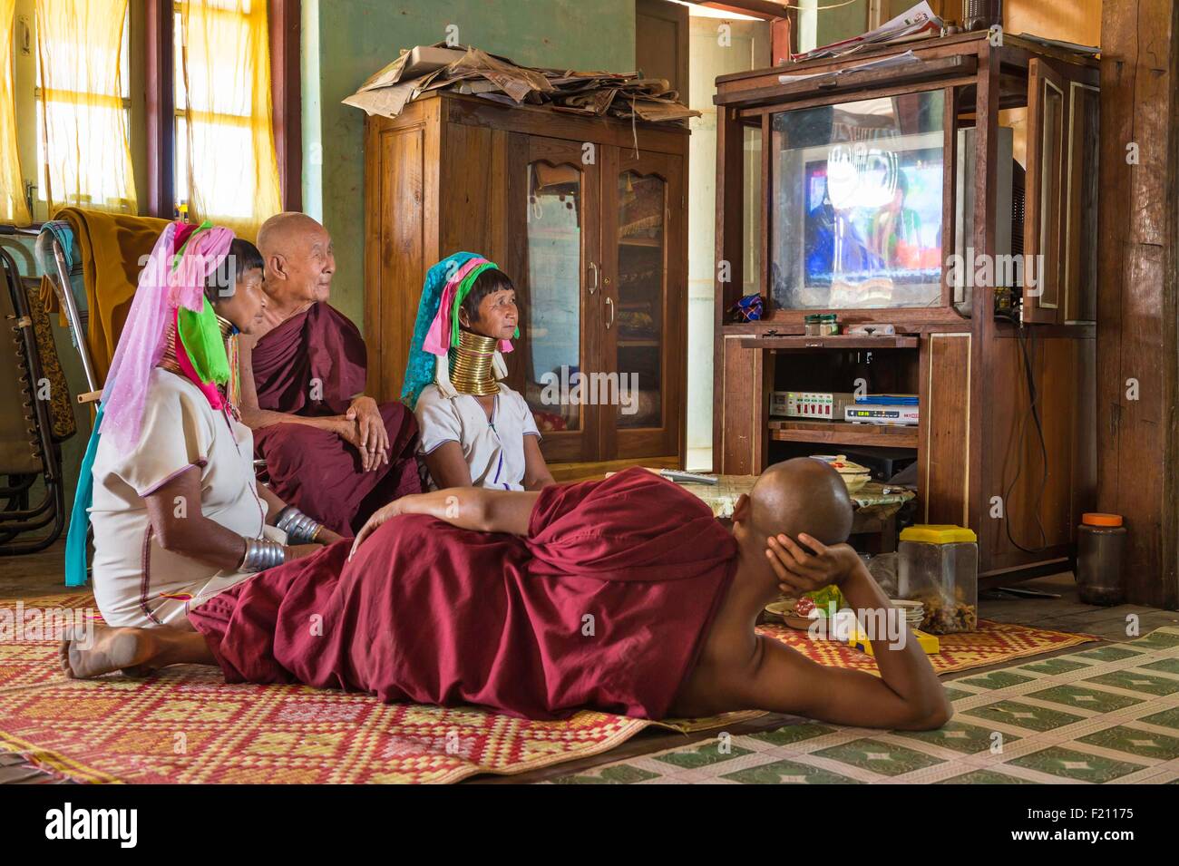 Myanmar (Burma), Kayah state, Kayan tribe (Padaung), Demawso, Ngwe Daung monastery, Moe Bu et Moe Soe called giraffe-women and a monk Stock Photo