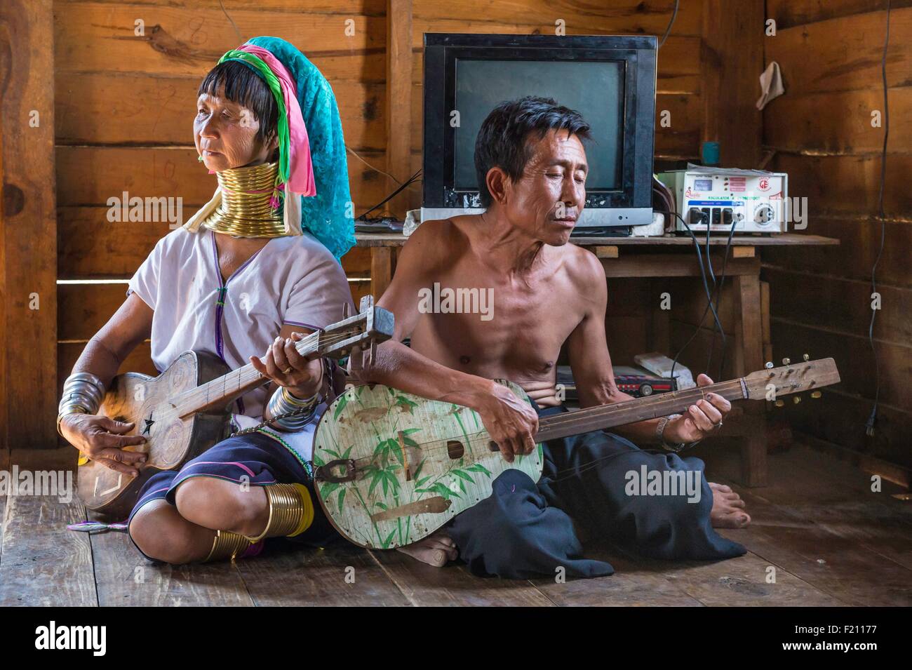 Myanmar (Burma), Kayah state, Kayan tribe (Padaung), Demawso, Moe Bu and her husband Khum Thar Mu are playing hollow guitare Stock Photo
