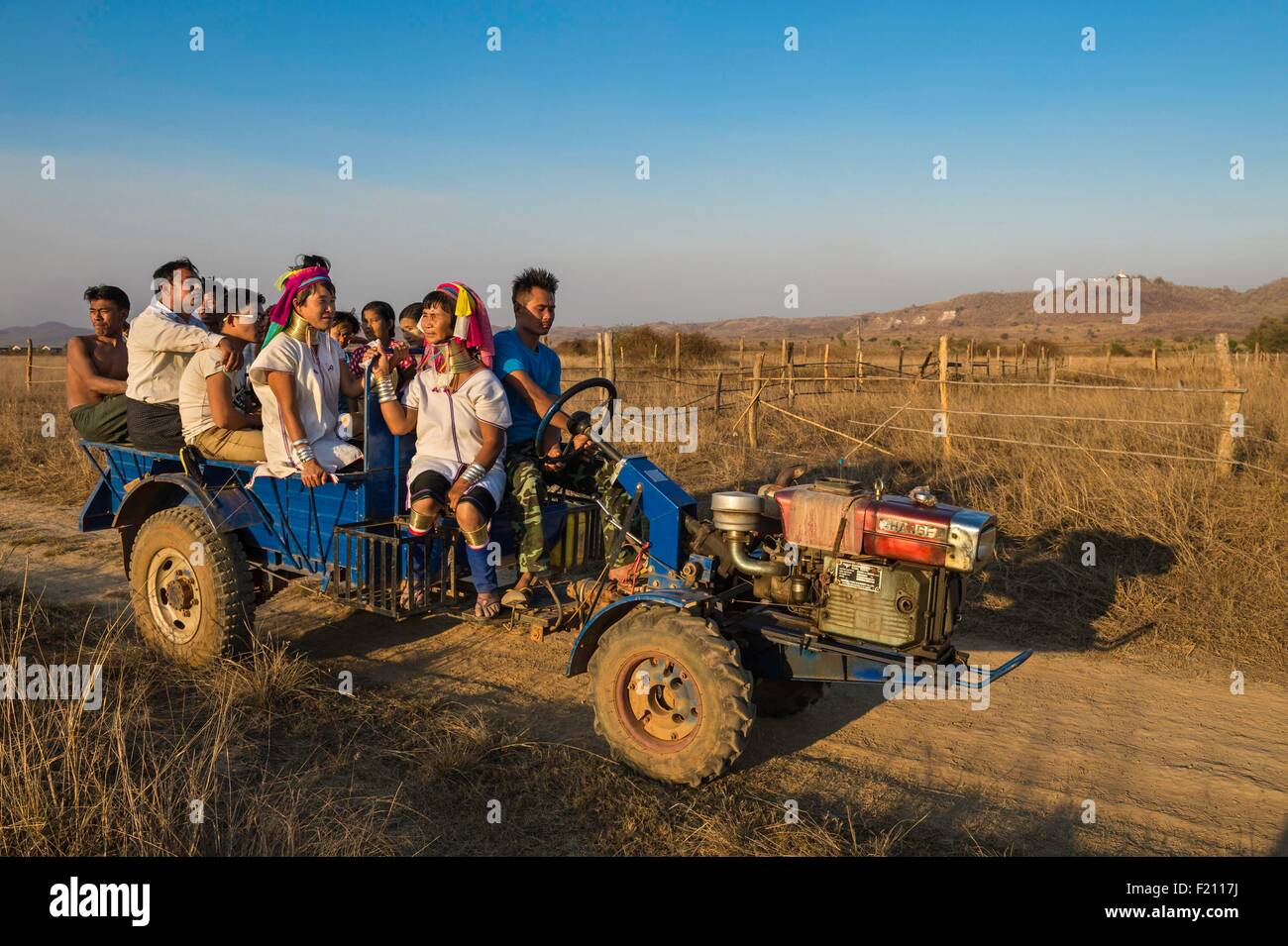 Myanmar (Burma), Kayah state, Kayan tribe (Padaung), Chikae, Moe Pray et Moe Su named giraffe women on a traditionnal tractor Stock Photo