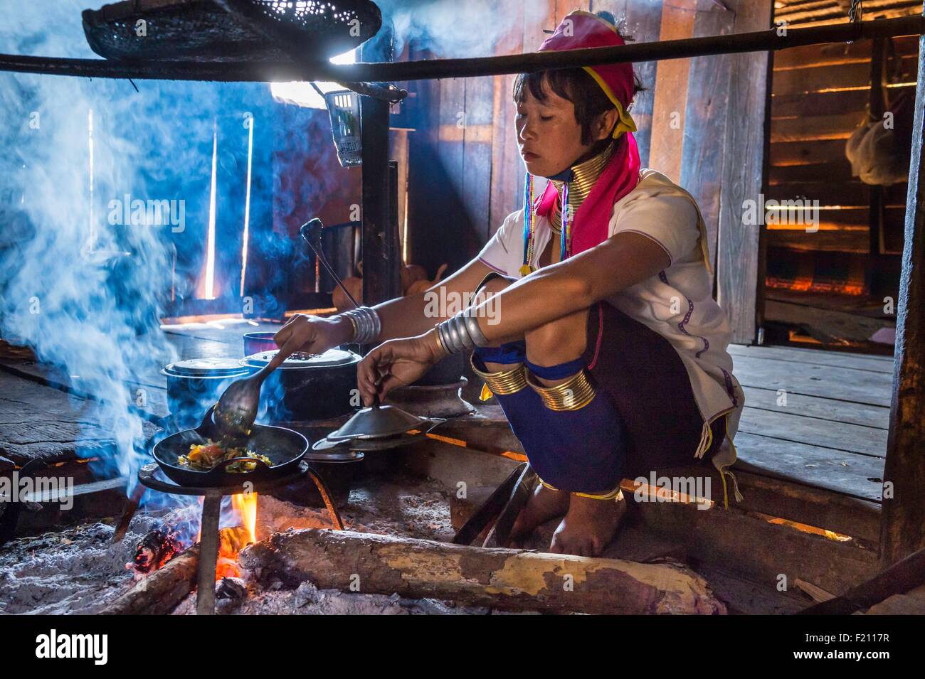 Myanmar (Burma), Kayah state, Kayan tribe (Padaung), Dau Ki (Pan Pat group), Moe Da cooking Stock Photo
