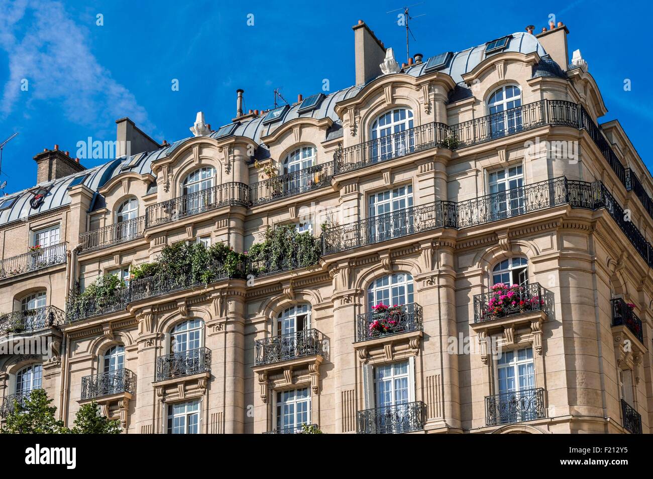 France, Paris, 17th arrondissement, Batignolles, buildings, Batignolle's steeet Stock Photo Alamy