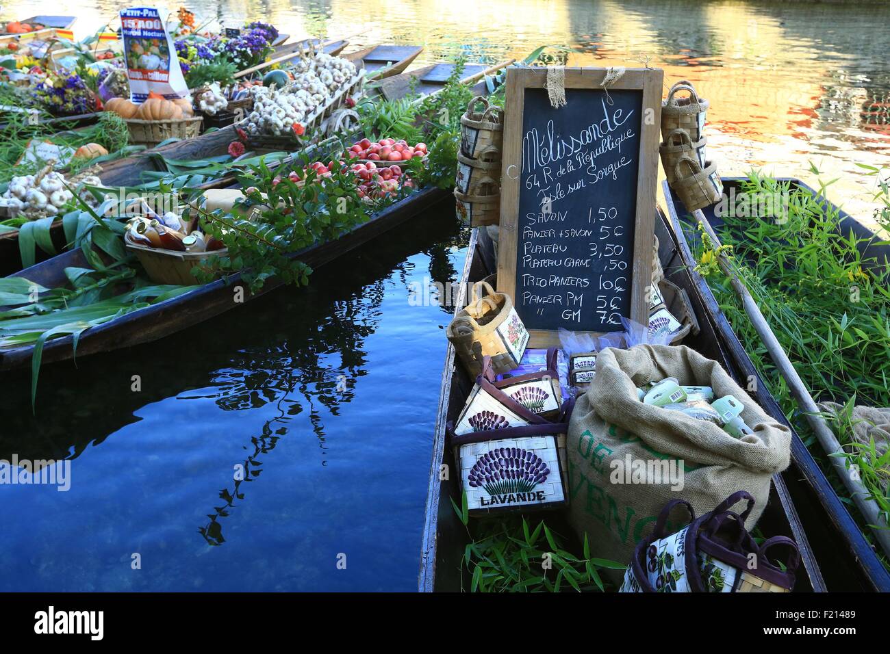 France, Vaucluse, L'Isle sur la Sorgue, quai Jean Jaures, floating market  on August 3, negochins sur la Sorgue selling Provencal products Stock Photo  - Alamy