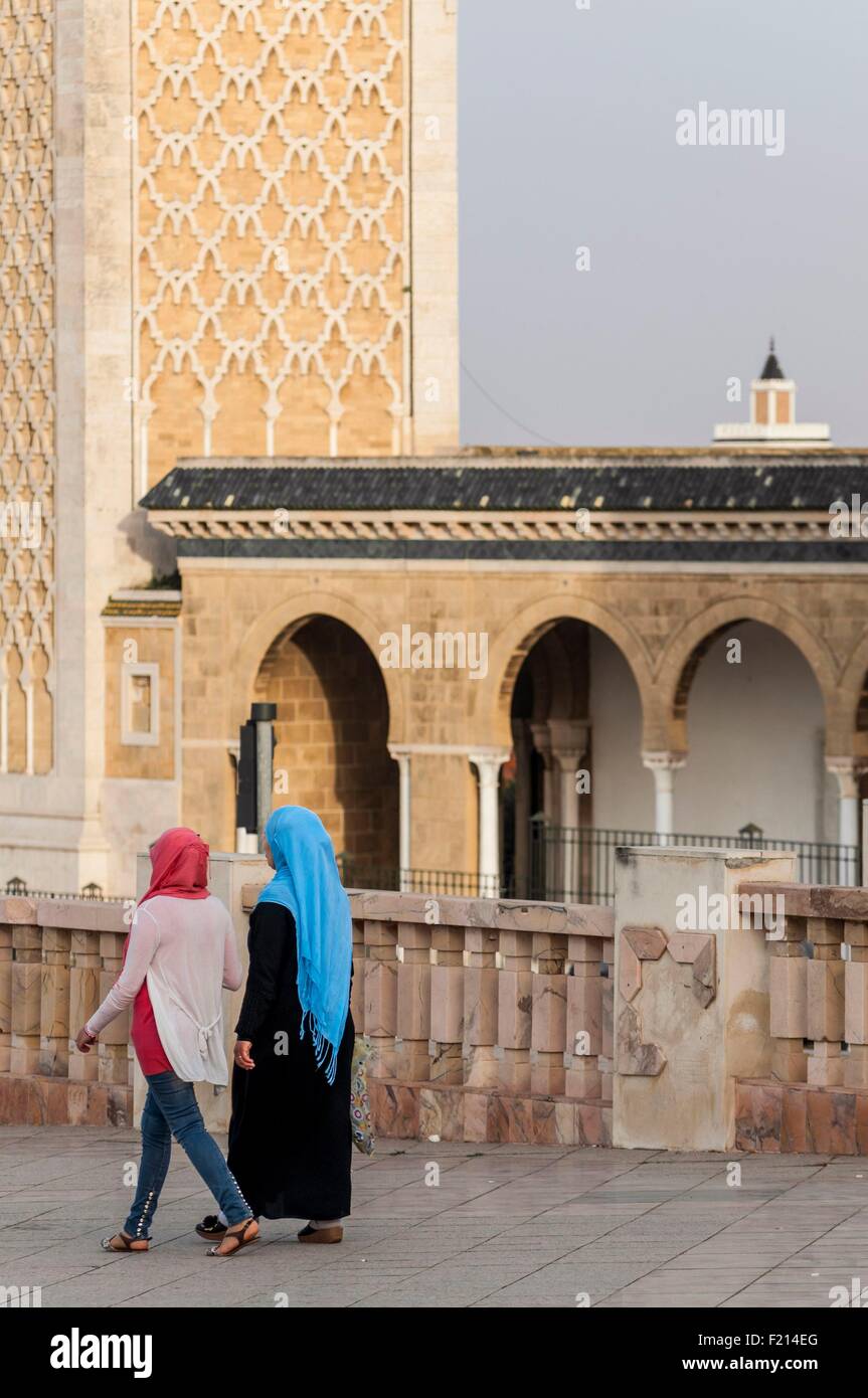 Tunisia, Tunis, downtown, women on Place de la Kasbah in front of Kasbah Mosquee and far away the minar of El Kssar mosquee in medina Stock Photo
