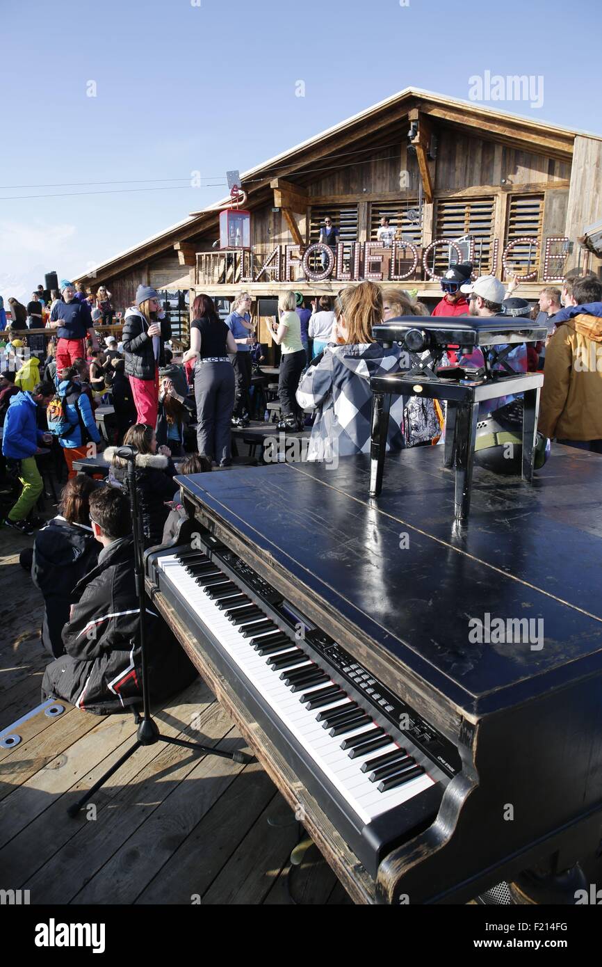 France, Haute-Savoie, Megeve in winter, atop of Mont-Joux skiing piste the restaurant and music cafe La Folie Douce attracts young customers for dancing and drinking Stock Photo