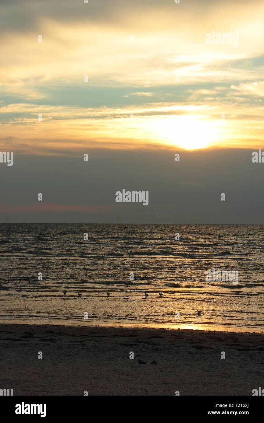 Beautiful sea morning sun rises hi-res stock photography and images - Alamy