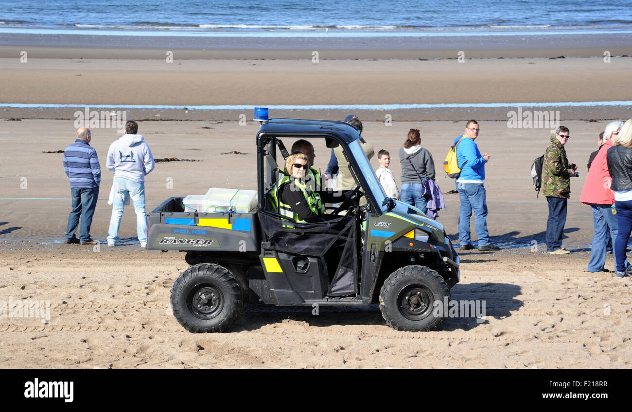 POLICE OFFICERS ON BEACH BUGGY PATROLLING COASTAL AREAS RE COMMUNITY POLICING CRIME COASTAL SEASIDE EVENTS OFF ROAD VEHICLE UK Stock Photo