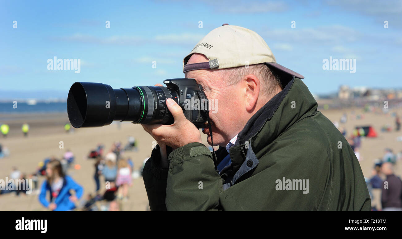 PHOTOGRAPHER TAKING PICTURES WITH TELEPHOTO LENS RE AMATEUR HOBBY HOBBIES COPYRIGHT PUBLIC PLACES RESTRICTIONS UK Stock Photo - Alamy