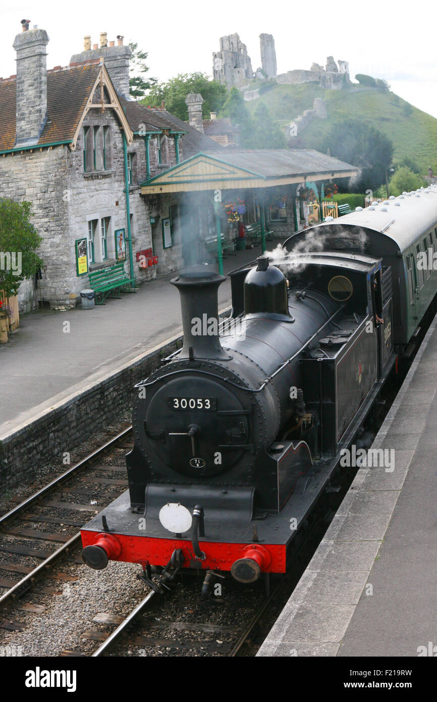 Steam train at the platform at Corfe Castle station Stock Photo