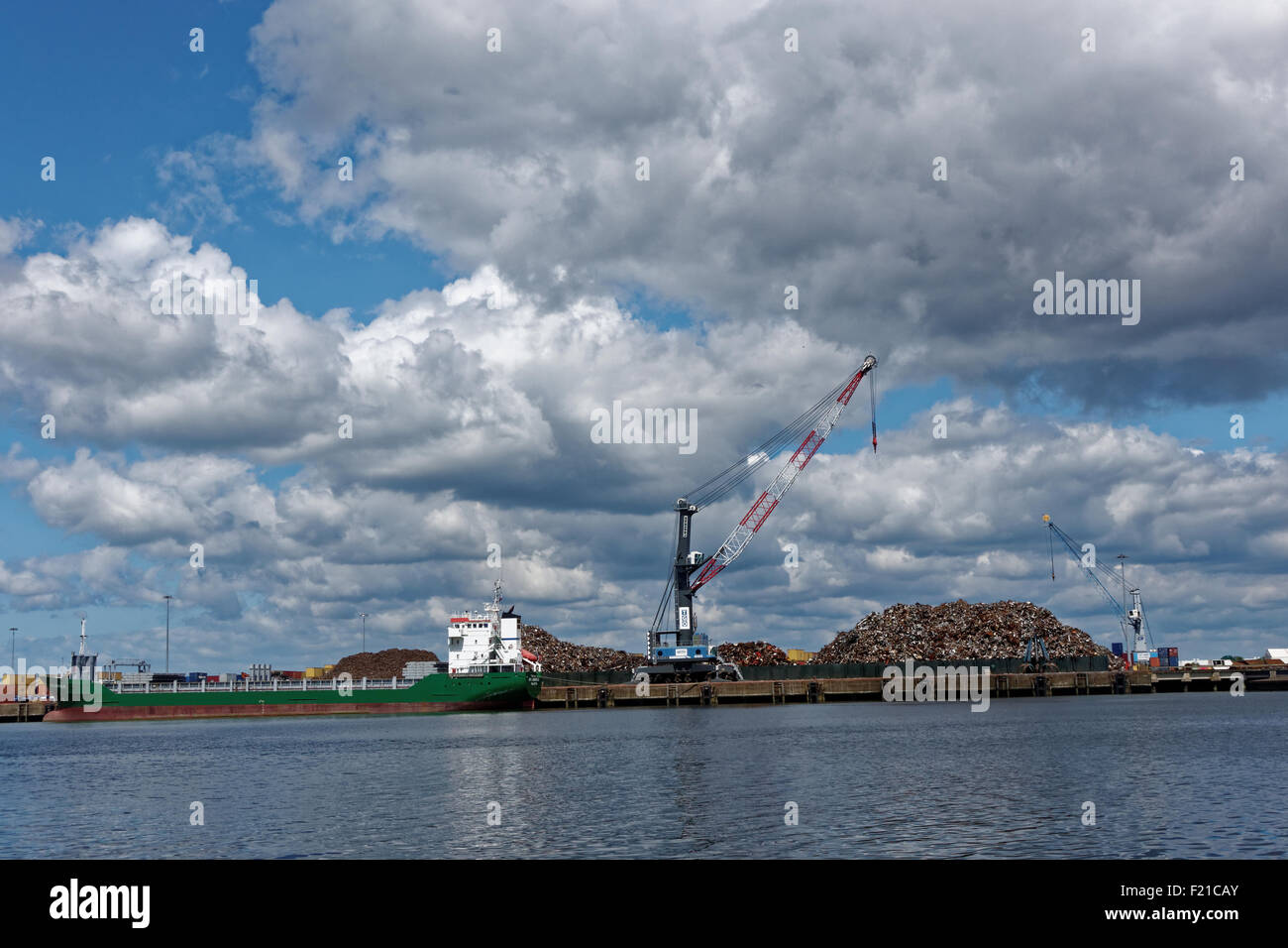 Quay cranes hi-res stock photography and images - Alamy