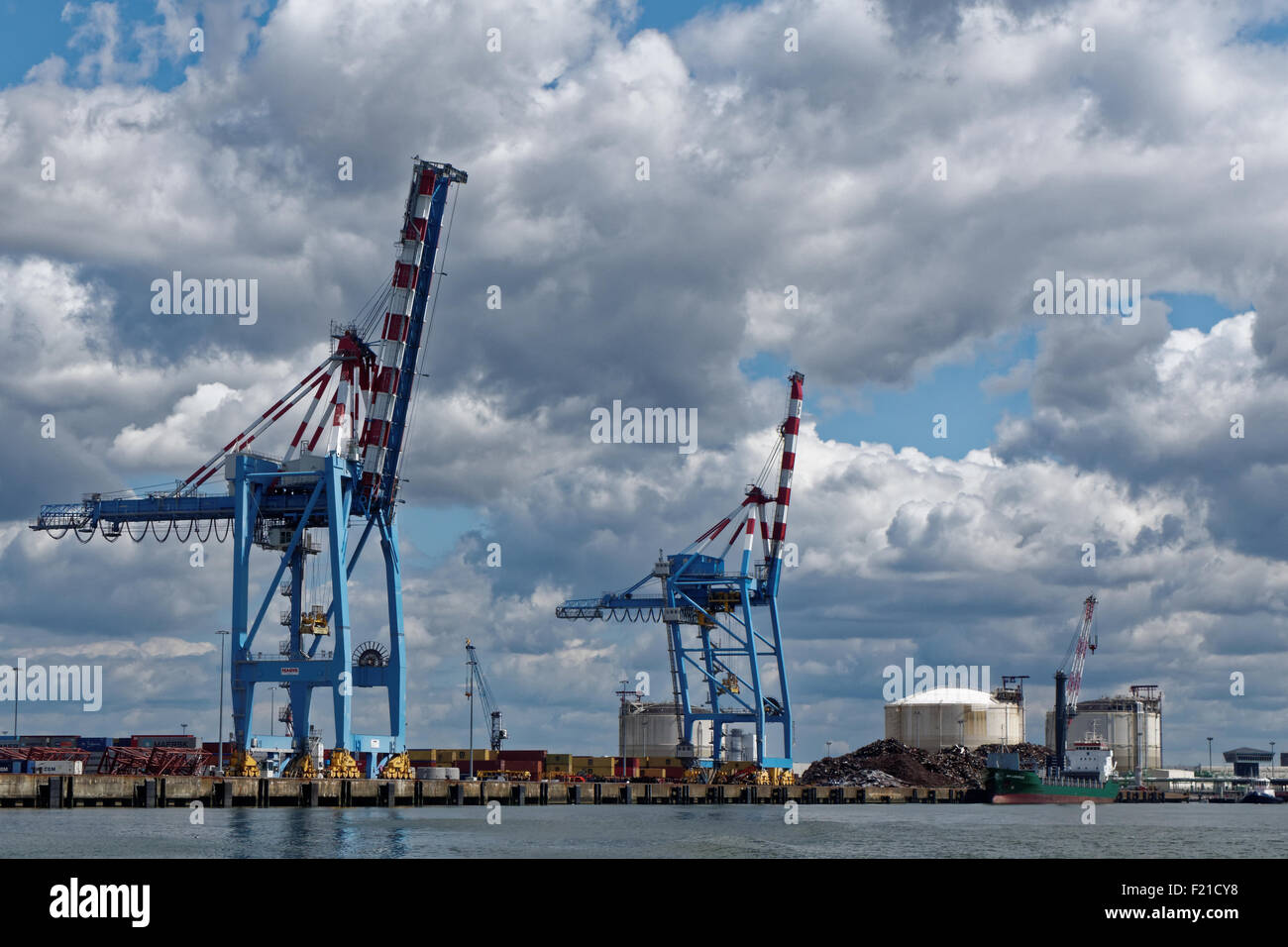 Quay cranes hi-res stock photography and images - Alamy