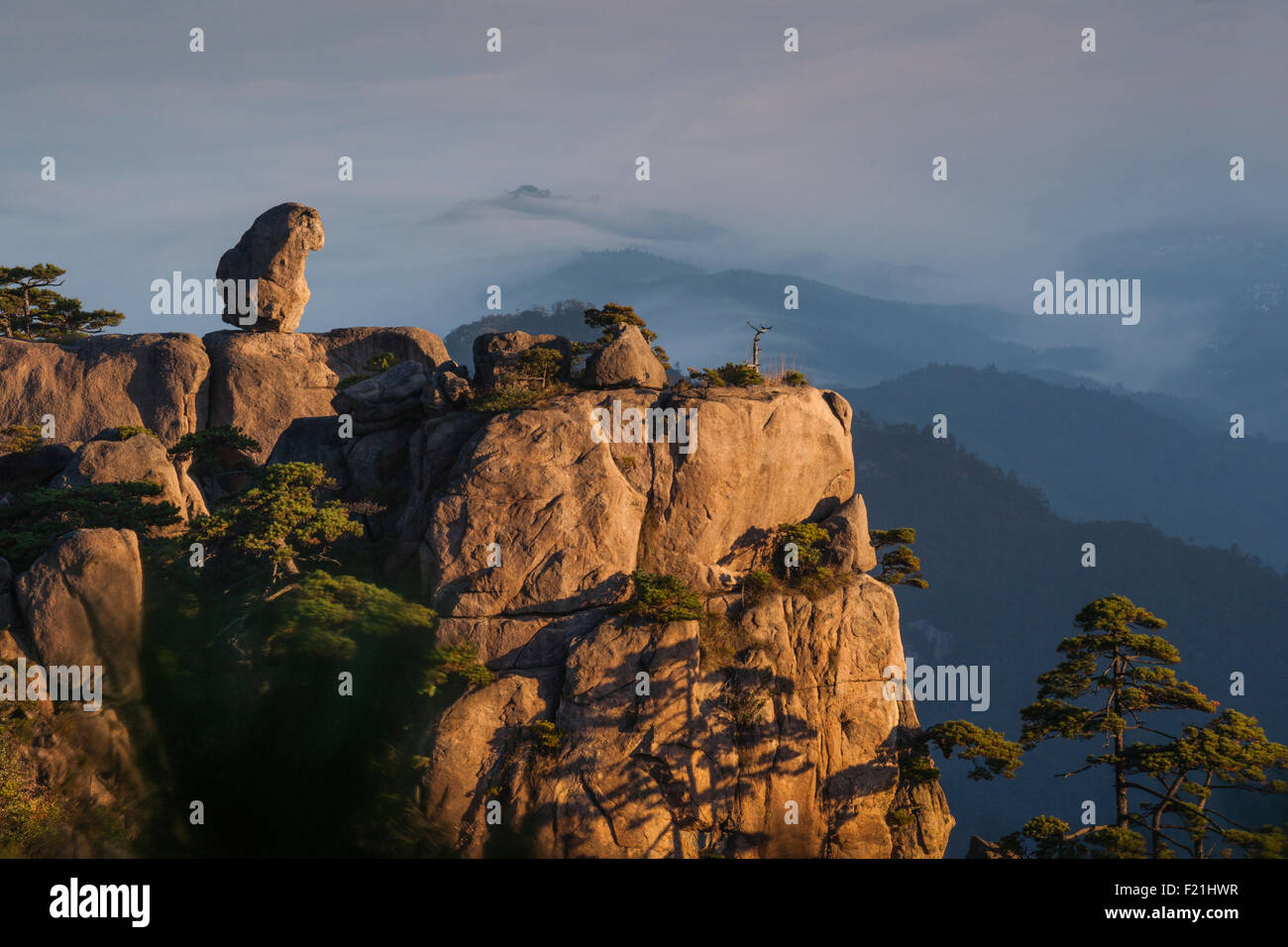 'Stone Monkey Watching the Sea' odd shaped boulder sits on a rocky ledge above North Sea vista, Yellow Mountain, Huang Shan Stock Photo