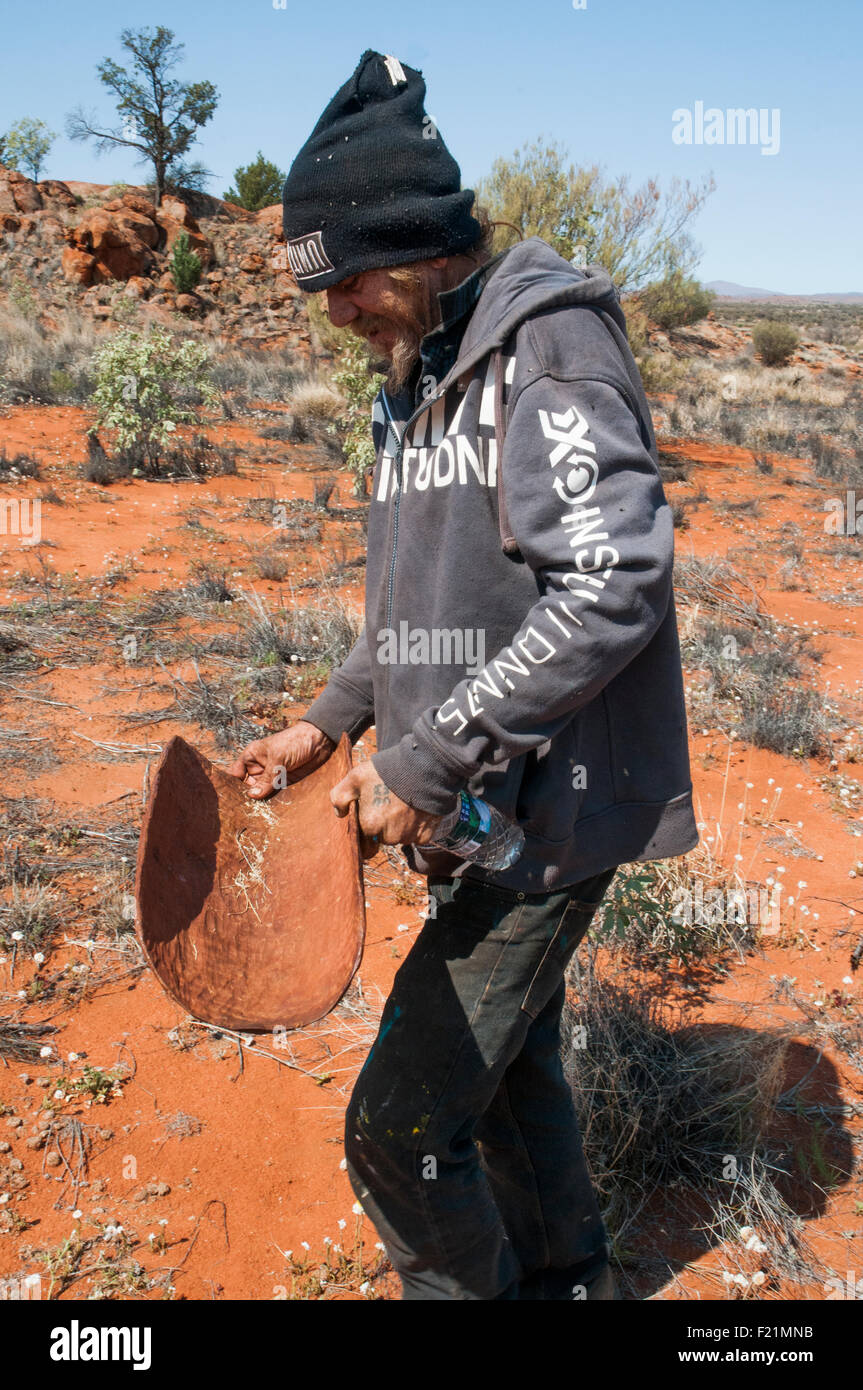 Aboriginal guide demonstrating food gathering techniques at Cave Hill, outback South Australia Stock Photo