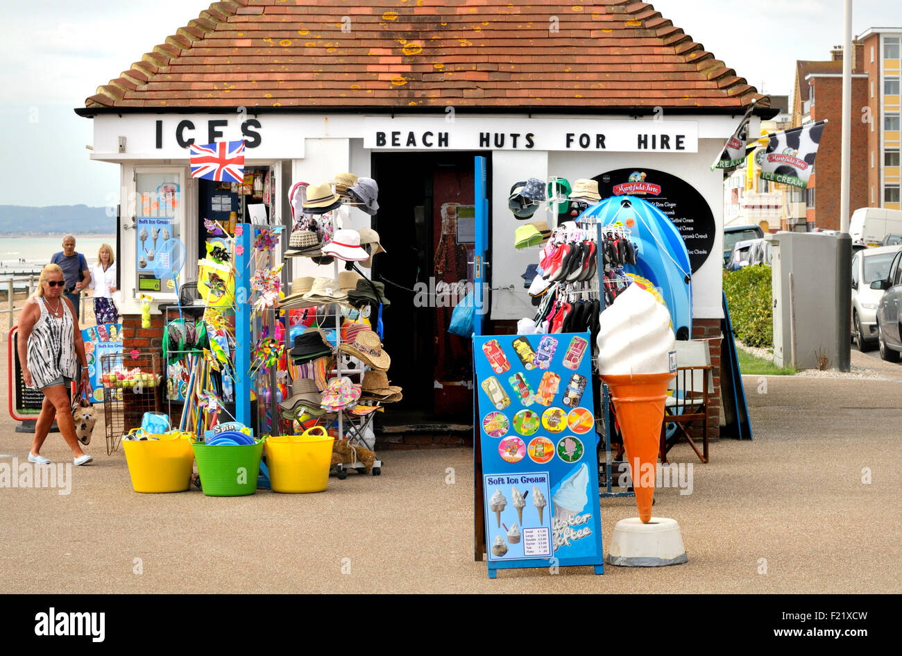 Bexhill-on-Sea, East Sussex, England, UK. Small seafront building selling ice cream and souvenirs and renting beach huts Stock Photo