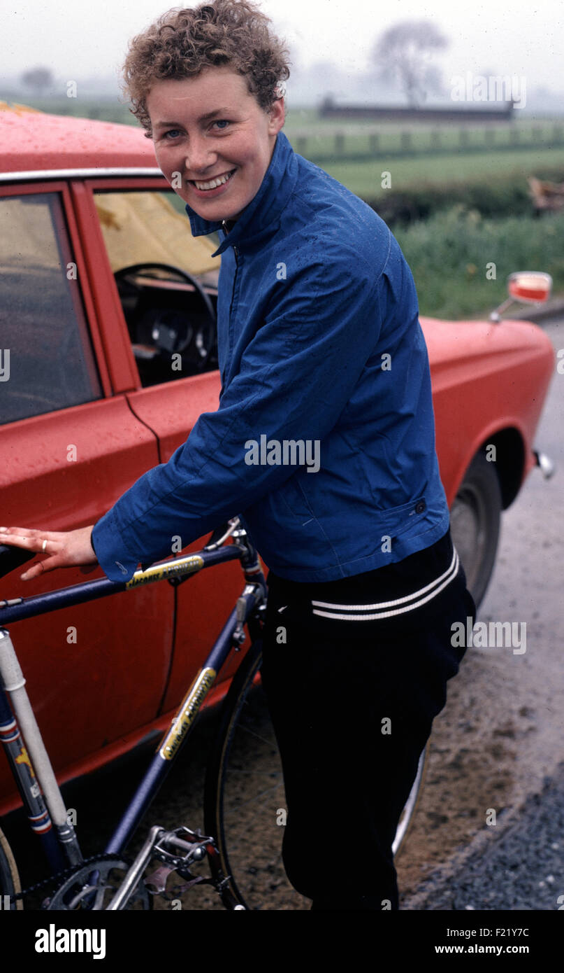 1960s, England. The racing cyclist Beryl Burton with her bike. A time