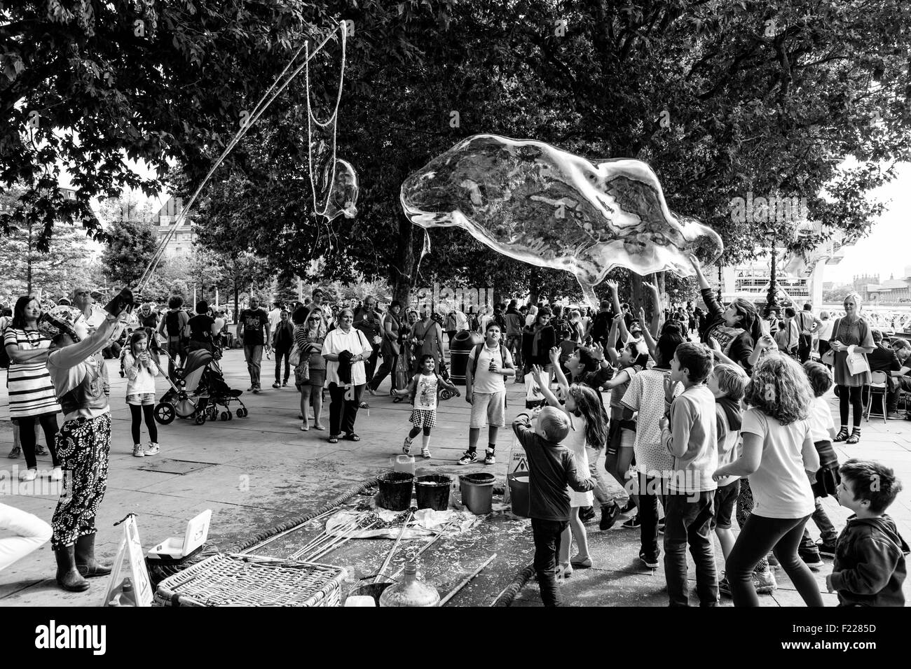 A Street Entertainer and Her Bubble Show, The Southbank, London, England Stock Photo