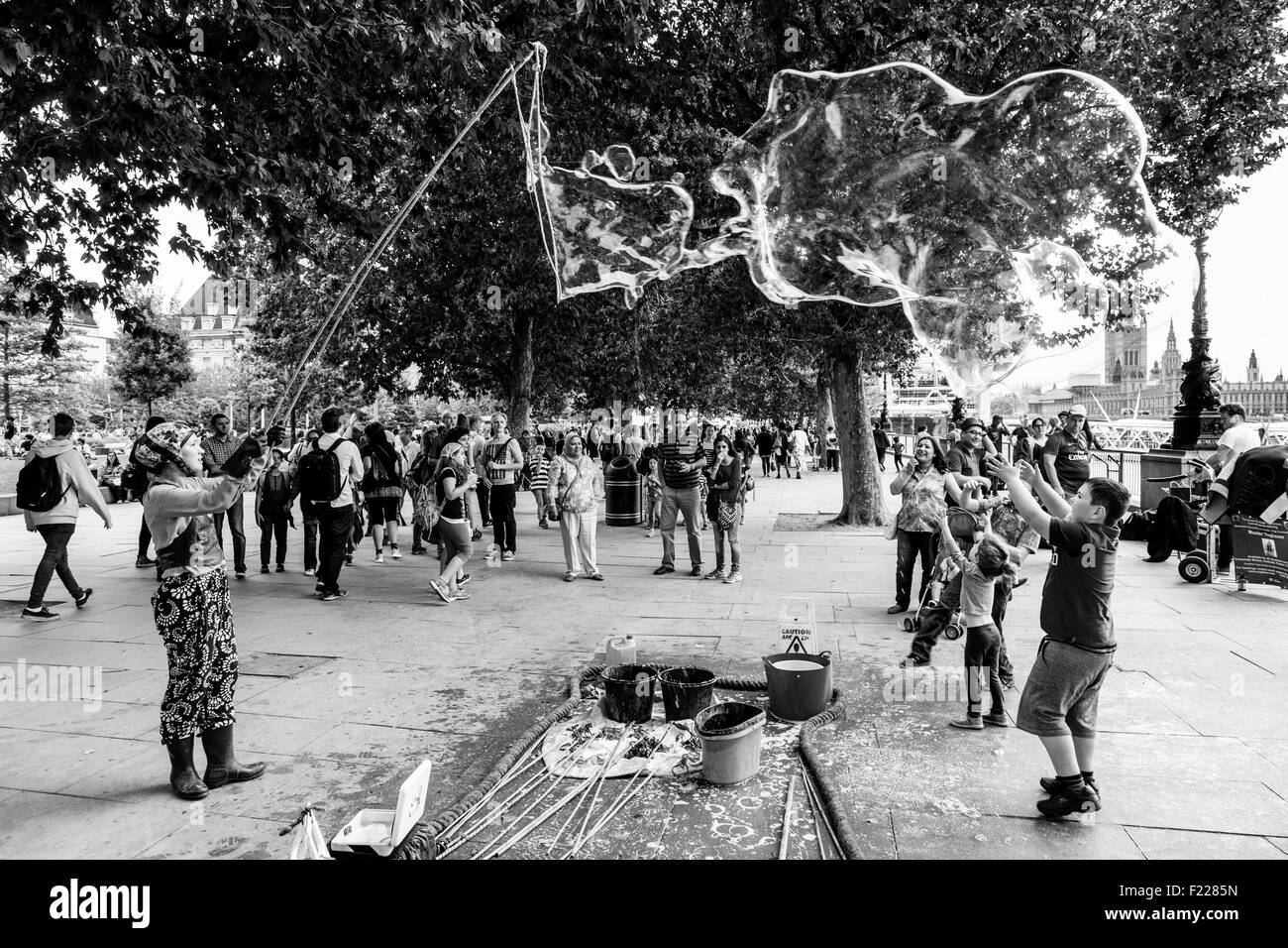 A Street Entertainer and Her Bubble Show, The Southbank, London, England Stock Photo