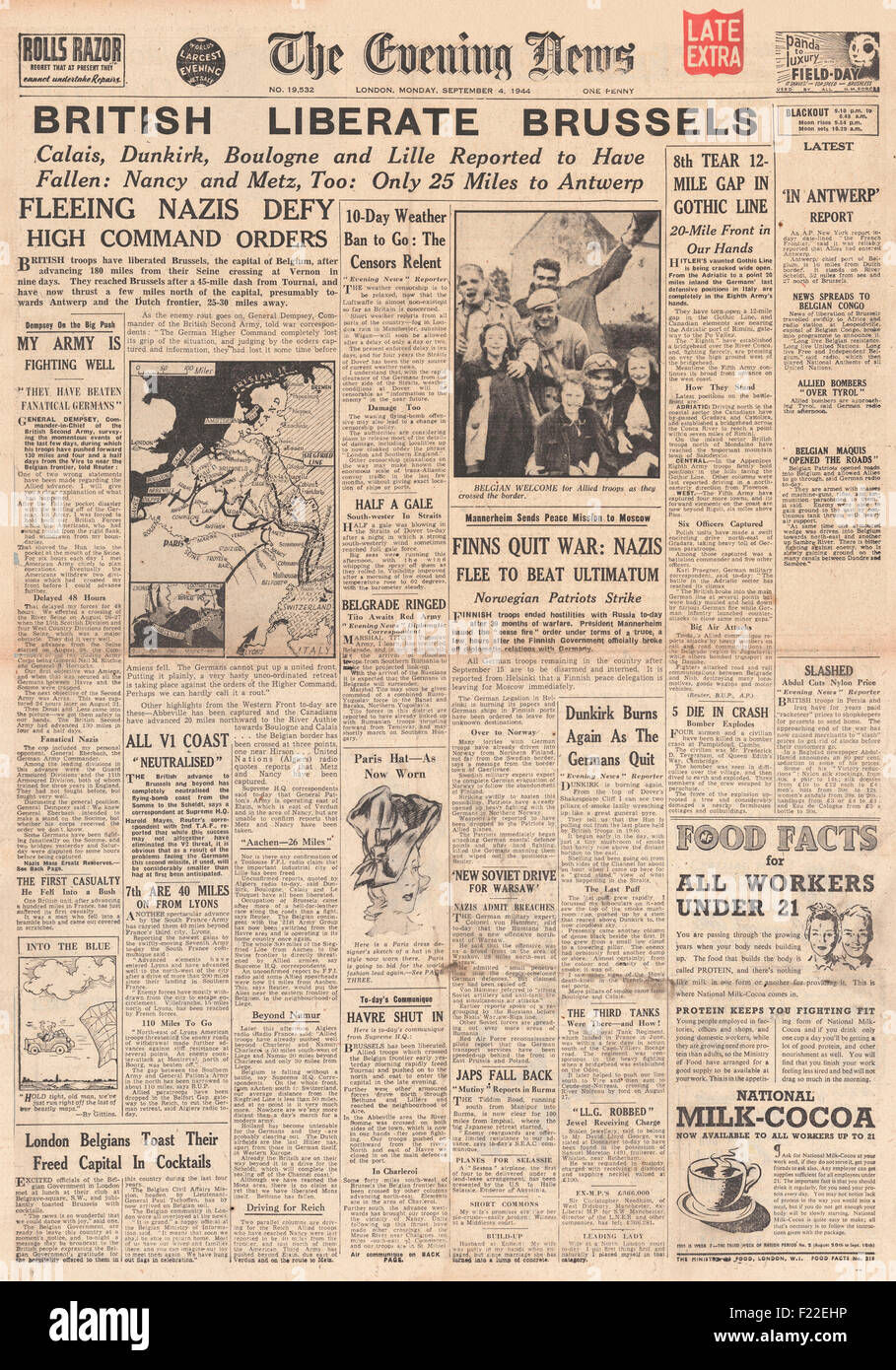 1944 Evening News front page reporting British Army liberate Brussels and Antwerp Stock Photo
