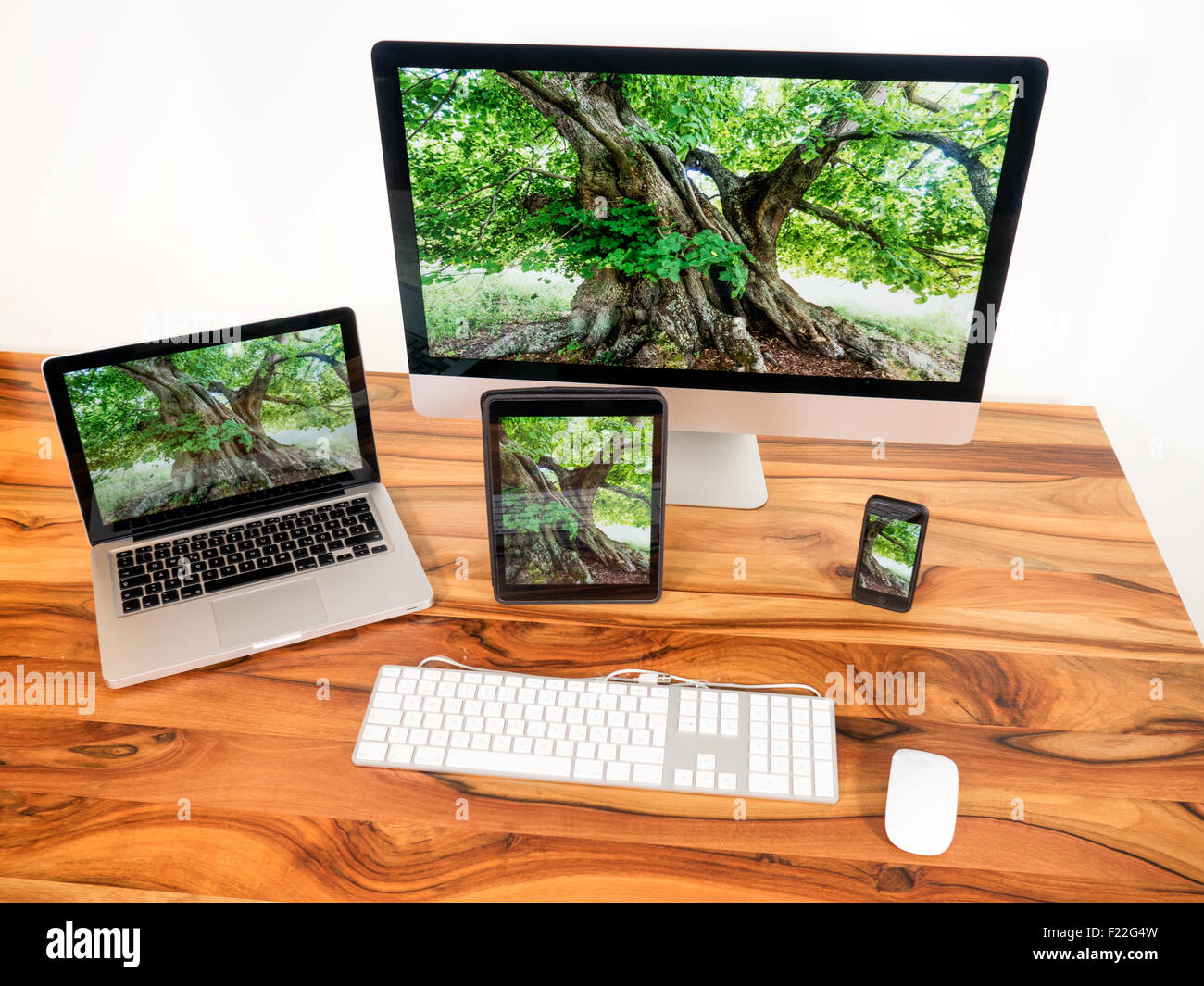 Computer vernetzt mit Smartphone Laptop und Tablet Stock Photo