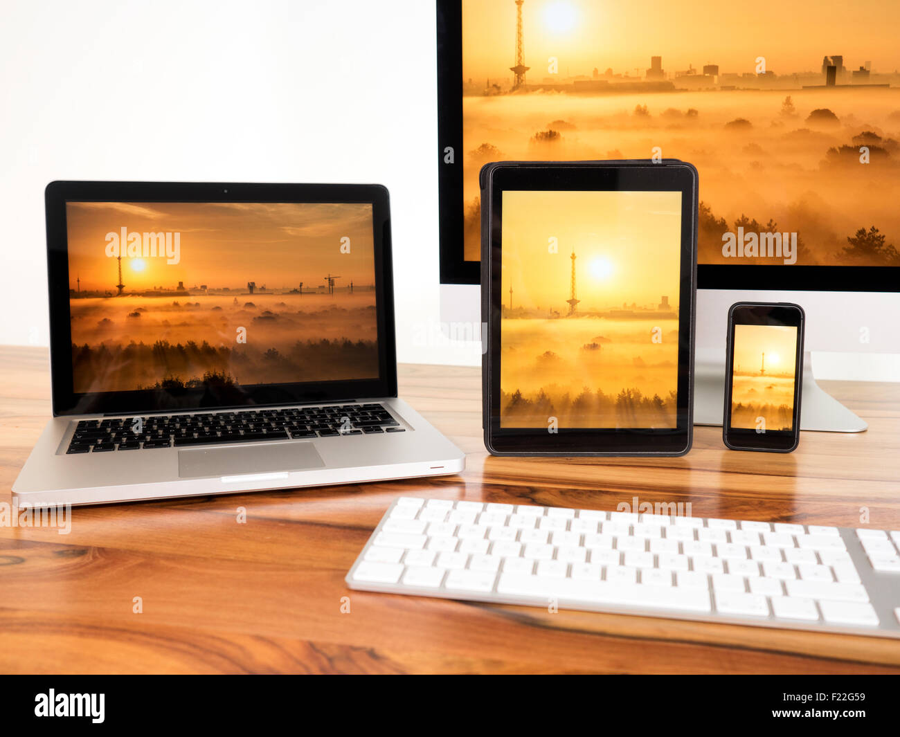 Computer und mobile Geräte mit Foto von Berlin Stock Photo - Alamy