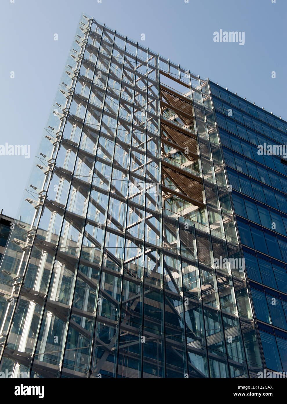 Modernes Hochhaus aus Stahl und Glas Stock Photo