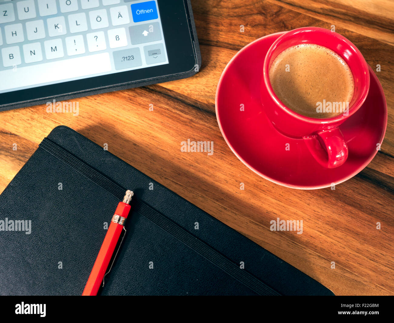 Tasse Kaffee mit Tablet und Notizbuch Stock Photo